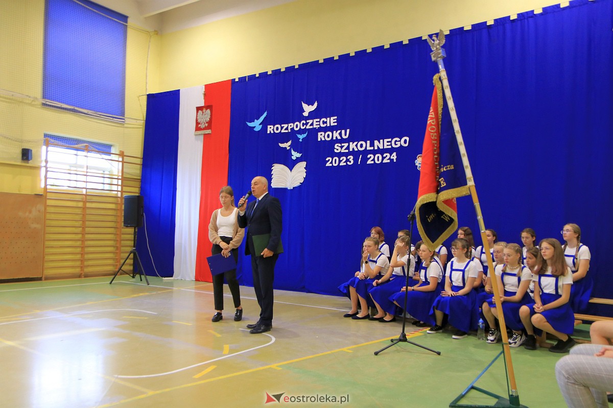 Rozpoczęcie roku szkolnego w Szkole Podstawowej Nr 3 w Ostrołęce [04.09.2023] - zdjęcie #19 - eOstroleka.pl