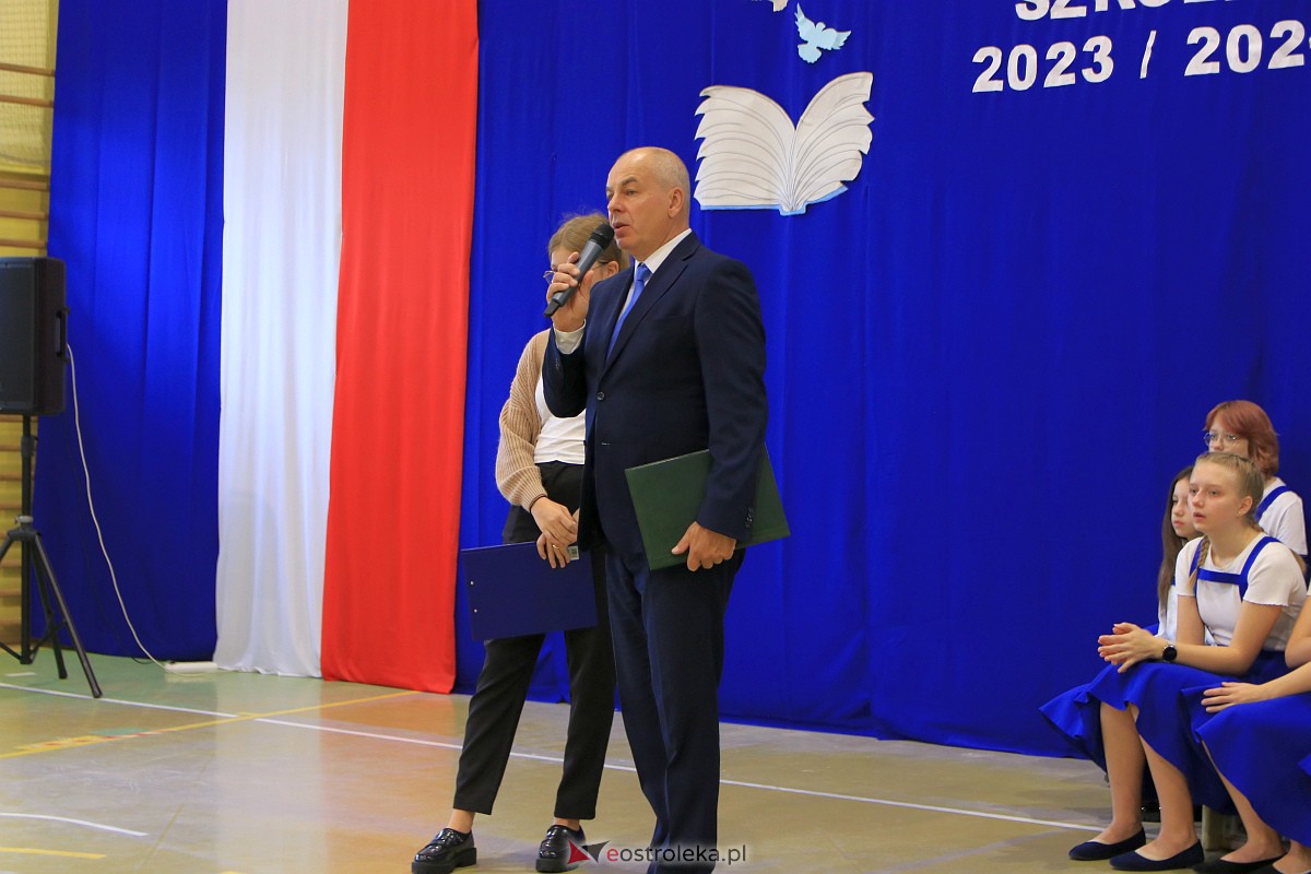 Rozpoczęcie roku szkolnego w Szkole Podstawowej Nr 3 w Ostrołęce [04.09.2023] - zdjęcie #37 - eOstroleka.pl