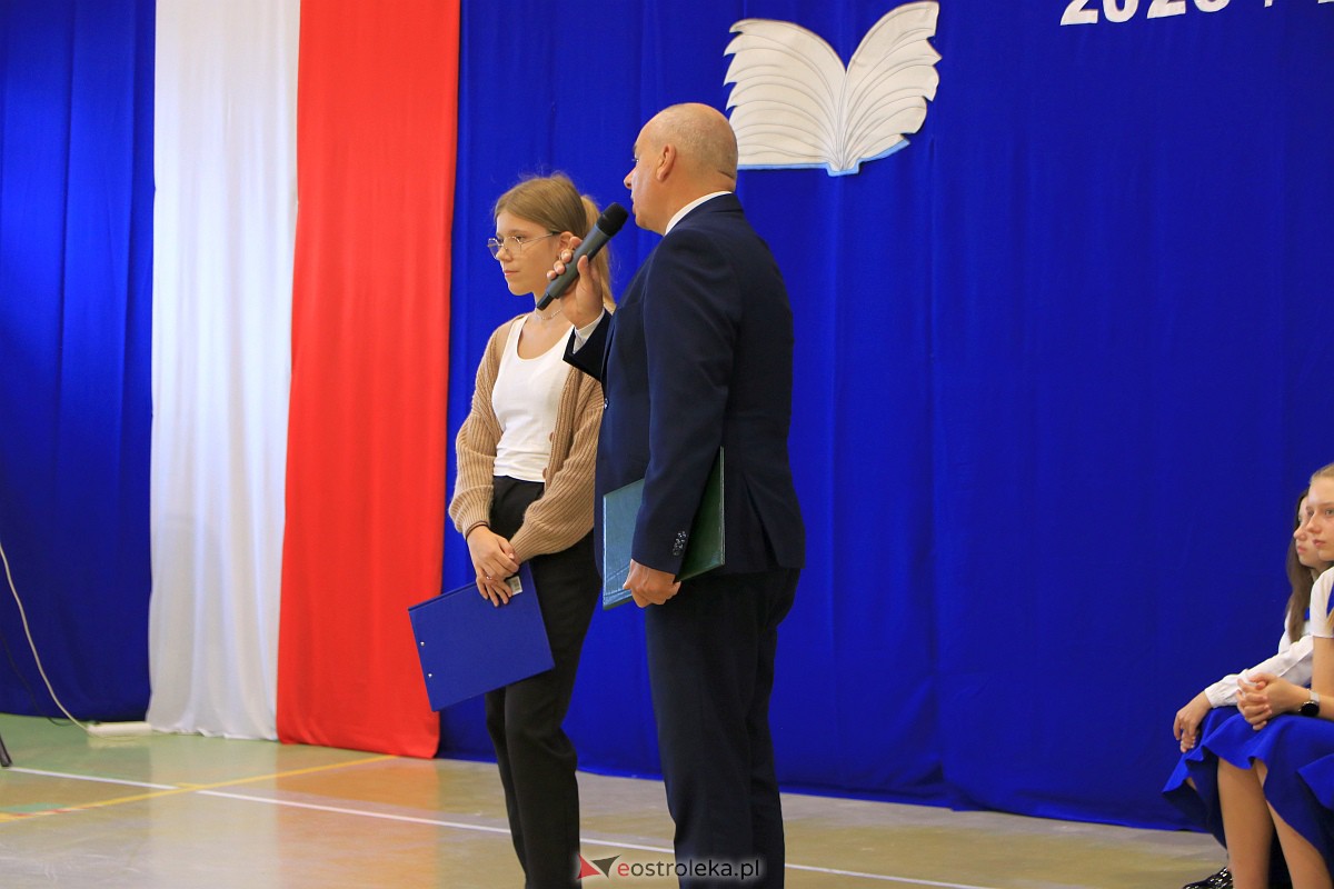 Rozpoczęcie roku szkolnego w Szkole Podstawowej Nr 3 w Ostrołęce [04.09.2023] - zdjęcie #21 - eOstroleka.pl
