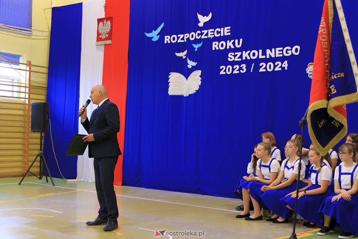 Rozpoczęcie roku szkolnego w Szkole Podstawowej Nr 3 w Ostrołęce [04.09.2023] - zdjęcie #34 - eOstroleka.pl