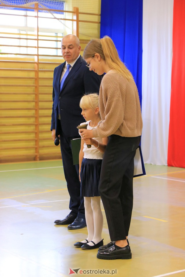 Rozpoczęcie roku szkolnego w Szkole Podstawowej Nr 3 w Ostrołęce [04.09.2023] - zdjęcie #26 - eOstroleka.pl