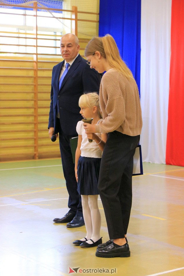 Rozpoczęcie roku szkolnego w Szkole Podstawowej Nr 3 w Ostrołęce [04.09.2023] - zdjęcie #30 - eOstroleka.pl