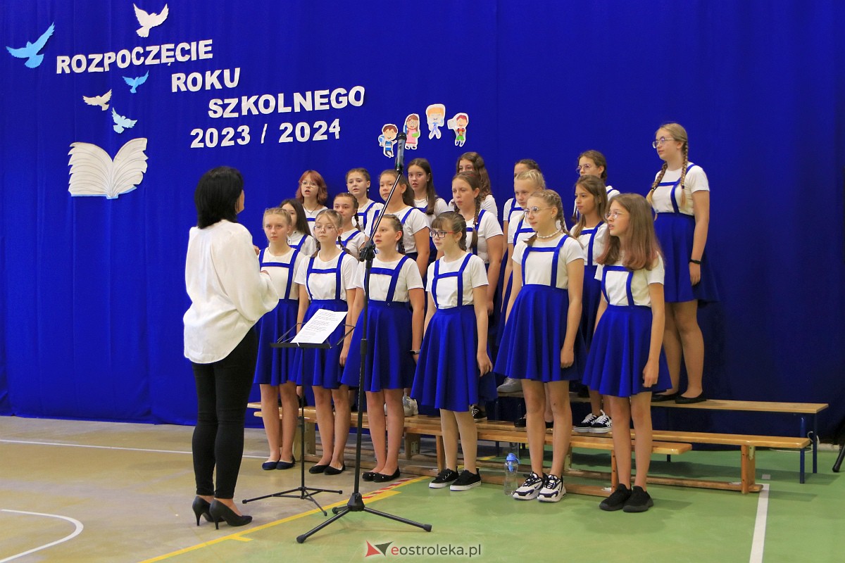 Rozpoczęcie roku szkolnego w Szkole Podstawowej Nr 3 w Ostrołęce [04.09.2023] - zdjęcie #29 - eOstroleka.pl