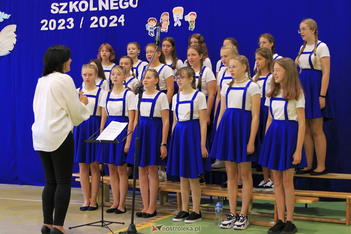 Rozpoczęcie roku szkolnego w Szkole Podstawowej Nr 3 w Ostrołęce [04.09.2023] - zdjęcie #29 - eOstroleka.pl