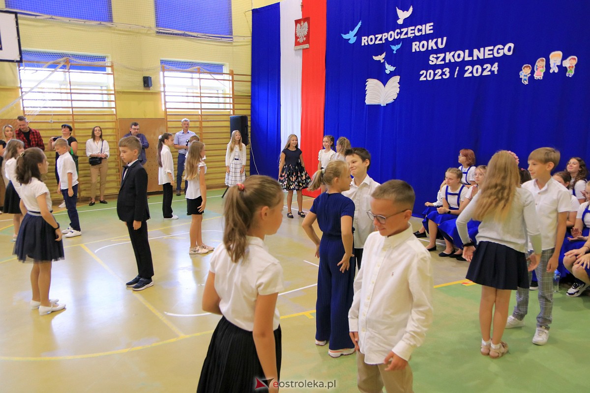 Rozpoczęcie roku szkolnego w Szkole Podstawowej Nr 3 w Ostrołęce [04.09.2023] - zdjęcie #30 - eOstroleka.pl