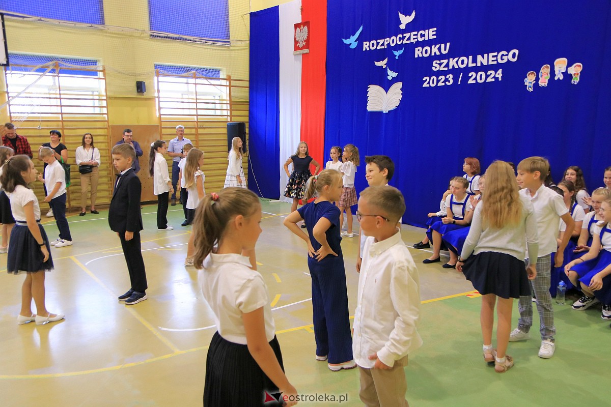 Rozpoczęcie roku szkolnego w Szkole Podstawowej Nr 3 w Ostrołęce [04.09.2023] - zdjęcie #31 - eOstroleka.pl