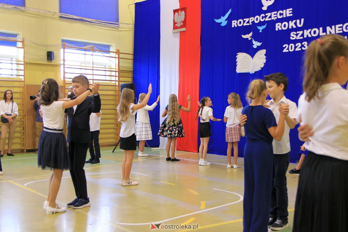 Rozpoczęcie roku szkolnego w Szkole Podstawowej Nr 3 w Ostrołęce [04.09.2023] - zdjęcie #25 - eOstroleka.pl