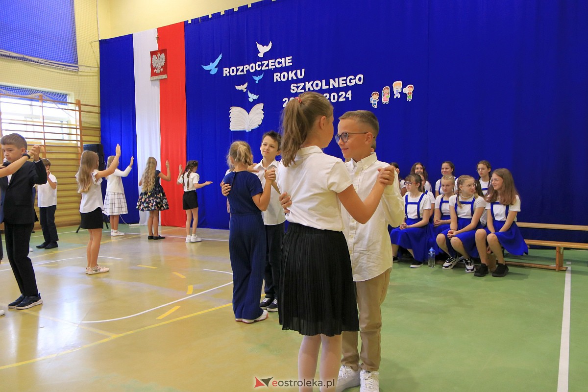 Rozpoczęcie roku szkolnego w Szkole Podstawowej Nr 3 w Ostrołęce [04.09.2023] - zdjęcie #33 - eOstroleka.pl