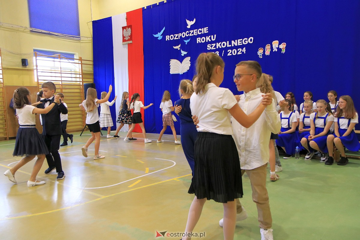 Rozpoczęcie roku szkolnego w Szkole Podstawowej Nr 3 w Ostrołęce [04.09.2023] - zdjęcie #35 - eOstroleka.pl