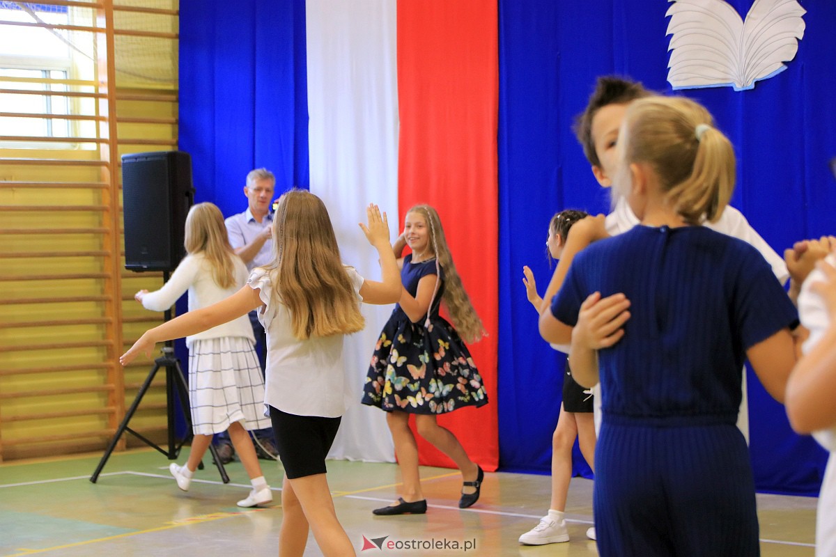 Rozpoczęcie roku szkolnego w Szkole Podstawowej Nr 3 w Ostrołęce [04.09.2023] - zdjęcie #21 - eOstroleka.pl
