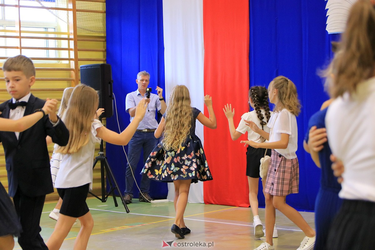 Rozpoczęcie roku szkolnego w Szkole Podstawowej Nr 3 w Ostrołęce [04.09.2023] - zdjęcie #37 - eOstroleka.pl