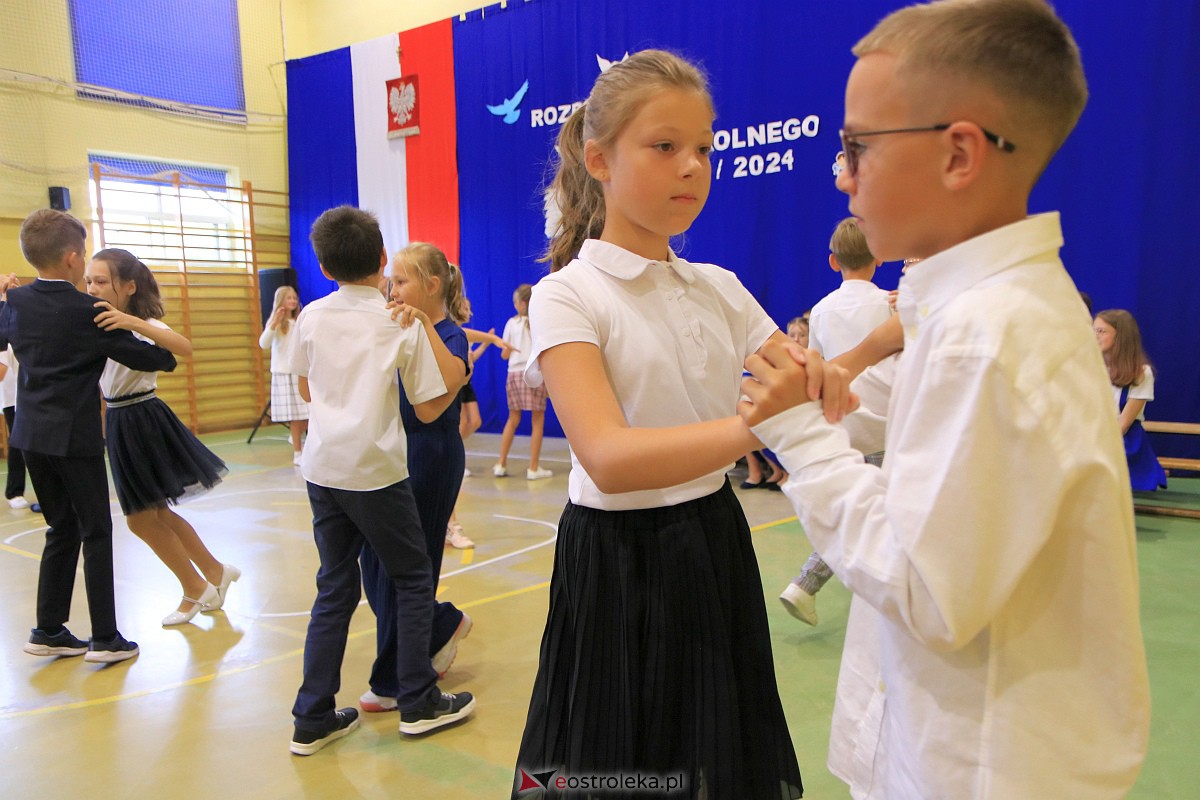 Rozpoczęcie roku szkolnego w Szkole Podstawowej Nr 3 w Ostrołęce [04.09.2023] - zdjęcie #19 - eOstroleka.pl