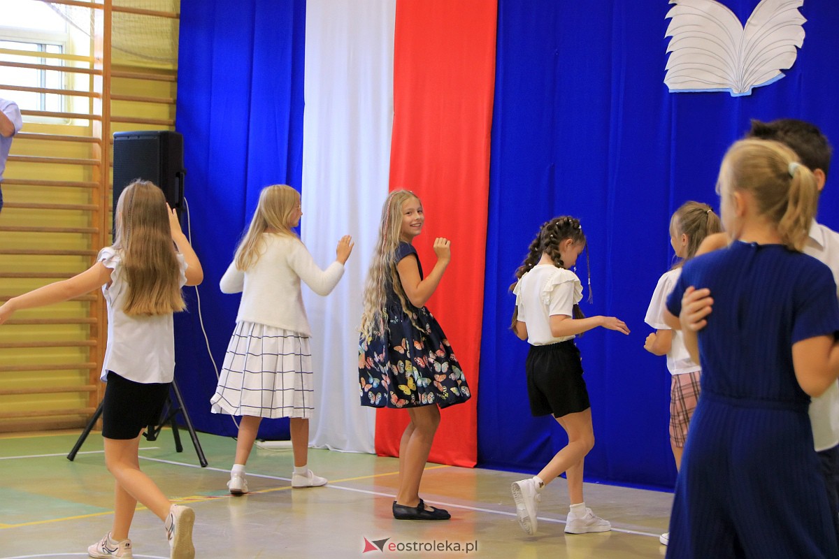 Rozpoczęcie roku szkolnego w Szkole Podstawowej Nr 3 w Ostrołęce [04.09.2023] - zdjęcie #17 - eOstroleka.pl