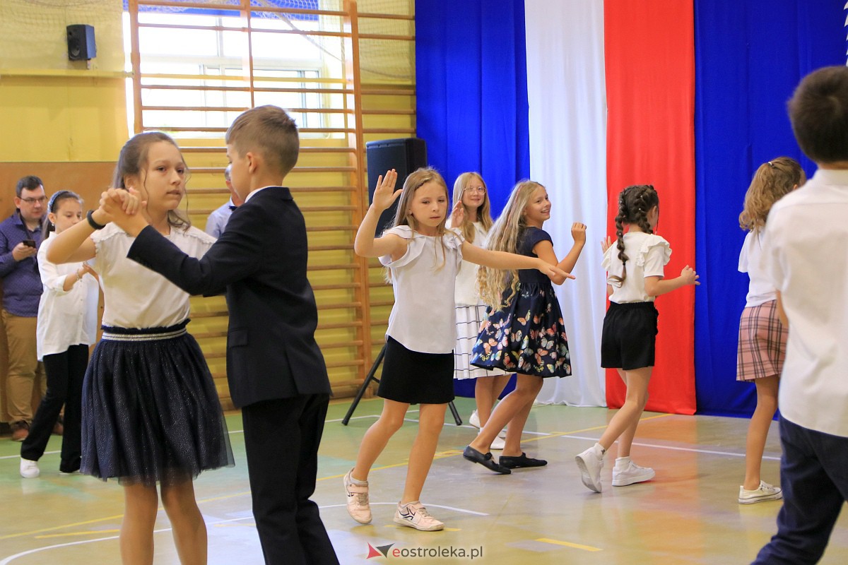 Rozpoczęcie roku szkolnego w Szkole Podstawowej Nr 3 w Ostrołęce [04.09.2023] - zdjęcie #13 - eOstroleka.pl