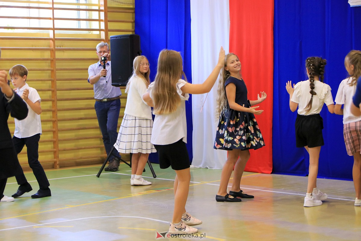 Rozpoczęcie roku szkolnego w Szkole Podstawowej Nr 3 w Ostrołęce [04.09.2023] - zdjęcie #10 - eOstroleka.pl