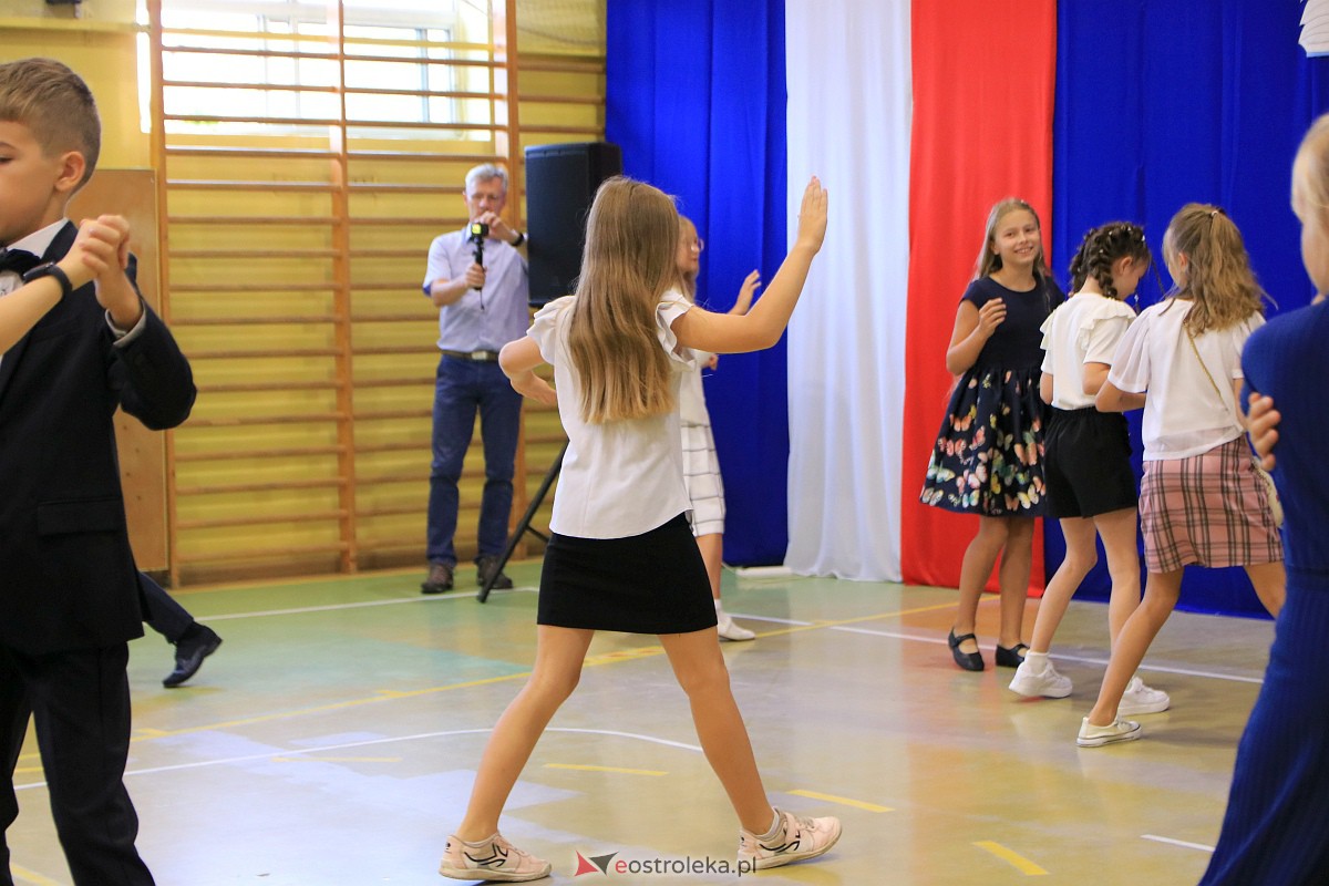 Rozpoczęcie roku szkolnego w Szkole Podstawowej Nr 3 w Ostrołęce [04.09.2023] - zdjęcie #9 - eOstroleka.pl