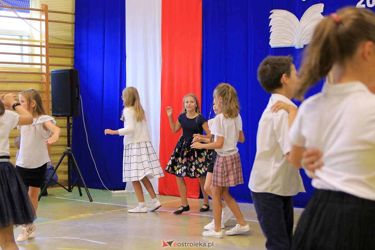 Rozpoczęcie roku szkolnego w Szkole Podstawowej Nr 3 w Ostrołęce [04.09.2023] - zdjęcie #8 - eOstroleka.pl