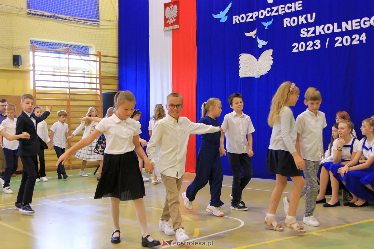 Rozpoczęcie roku szkolnego w Szkole Podstawowej Nr 3 w Ostrołęce [04.09.2023] - zdjęcie #5 - eOstroleka.pl