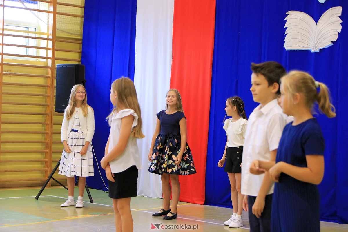 Rozpoczęcie roku szkolnego w Szkole Podstawowej Nr 3 w Ostrołęce [04.09.2023] - zdjęcie #2 - eOstroleka.pl