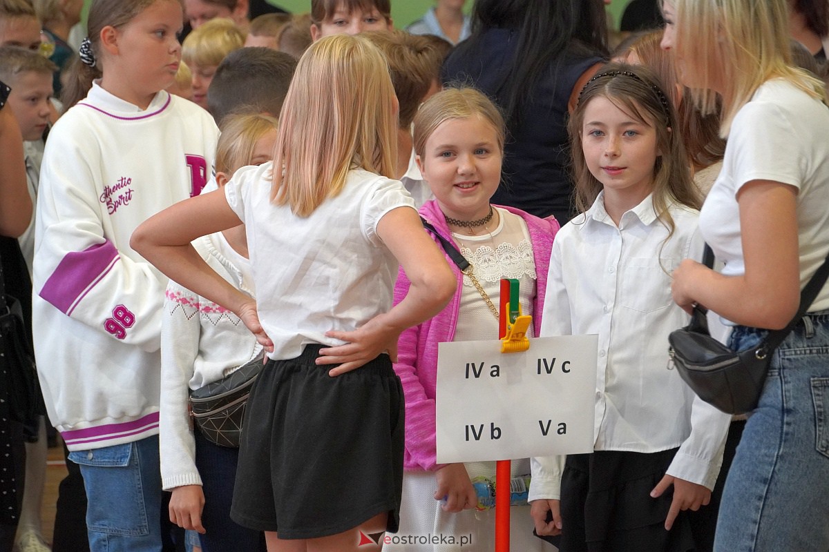 Rozpoczęcie roku szkolnego w Szkole Podstawowej Nr 2 w Ostrołęce [04.09.2023] - zdjęcie #2 - eOstroleka.pl
