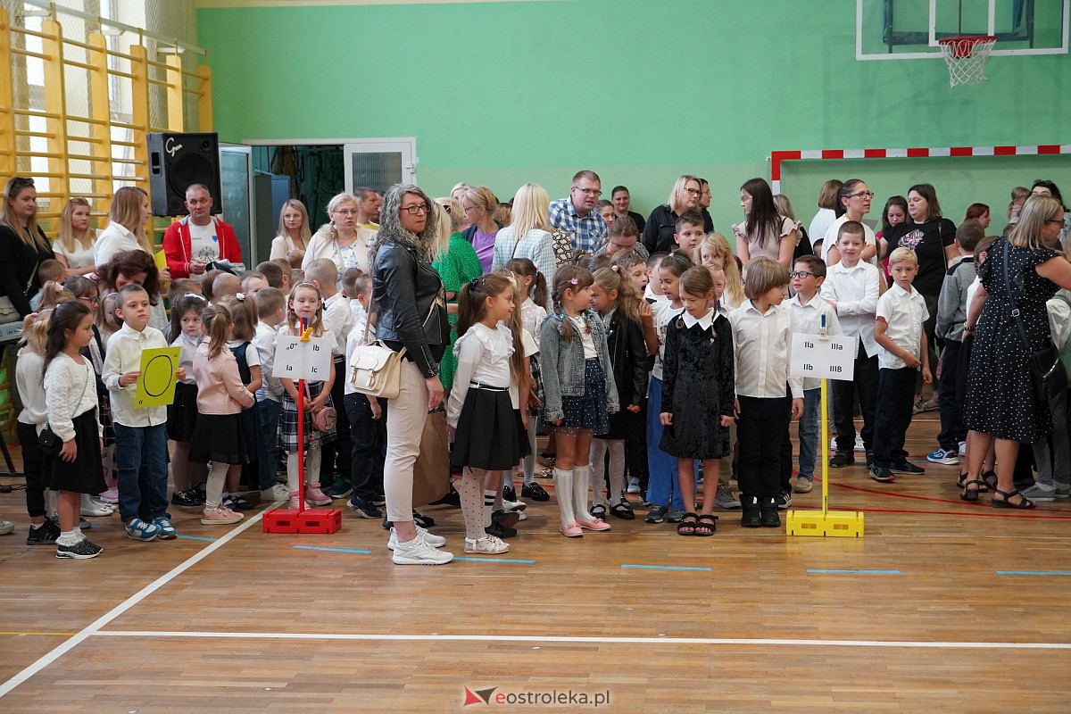 Rozpoczęcie roku szkolnego w Szkole Podstawowej Nr 2 w Ostrołęce [04.09.2023] - zdjęcie #3 - eOstroleka.pl