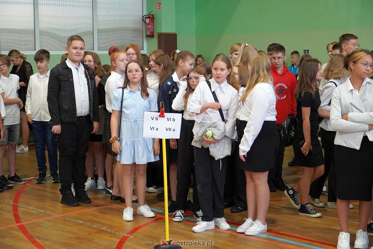 Rozpoczęcie roku szkolnego w Szkole Podstawowej Nr 2 w Ostrołęce [04.09.2023] - zdjęcie #4 - eOstroleka.pl