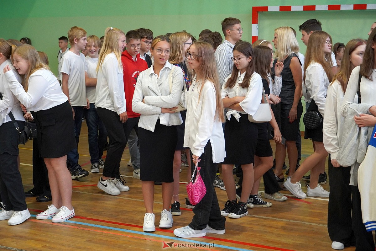 Rozpoczęcie roku szkolnego w Szkole Podstawowej Nr 2 w Ostrołęce [04.09.2023] - zdjęcie #48 - eOstroleka.pl
