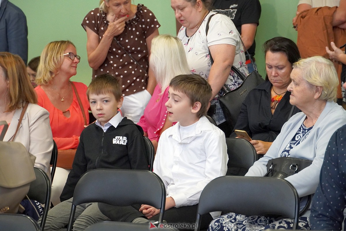 Rozpoczęcie roku szkolnego w Szkole Podstawowej Nr 2 w Ostrołęce [04.09.2023] - zdjęcie #45 - eOstroleka.pl