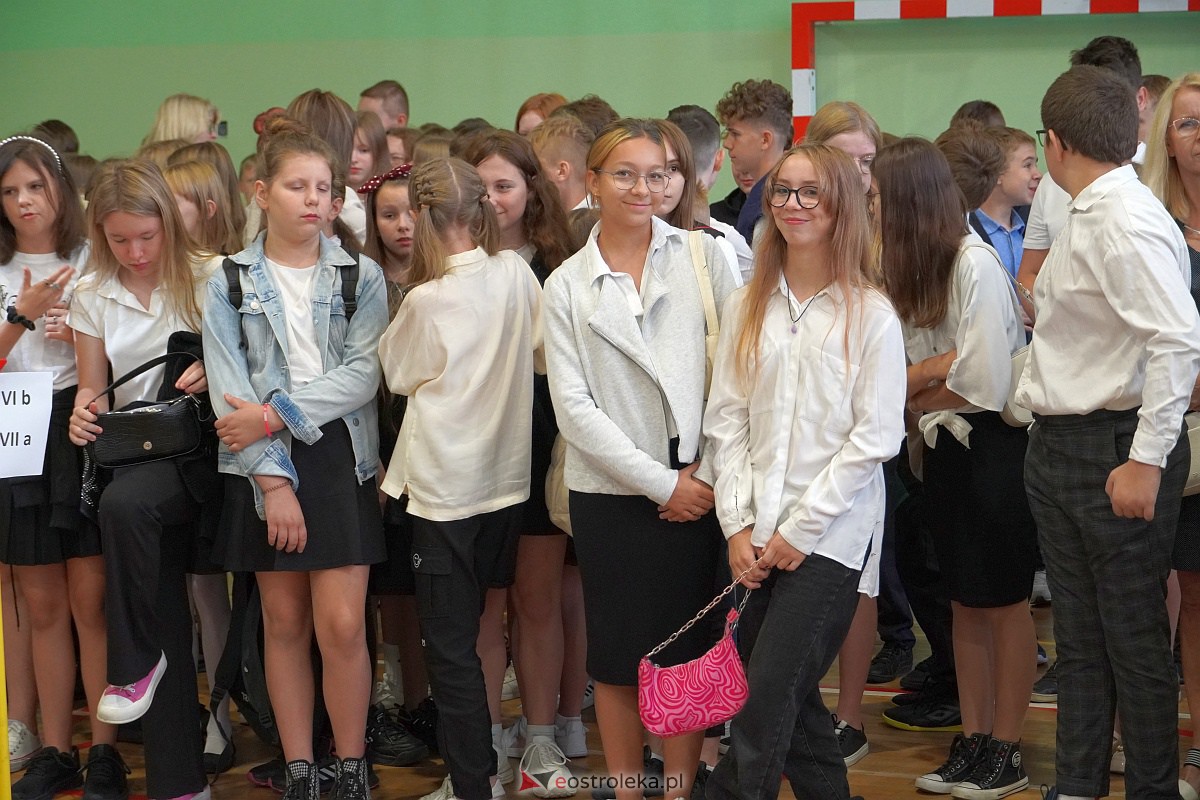 Rozpoczęcie roku szkolnego w Szkole Podstawowej Nr 2 w Ostrołęce [04.09.2023] - zdjęcie #42 - eOstroleka.pl