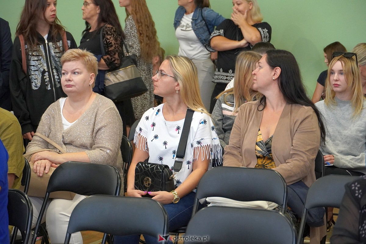 Rozpoczęcie roku szkolnego w Szkole Podstawowej Nr 2 w Ostrołęce [04.09.2023] - zdjęcie #41 - eOstroleka.pl