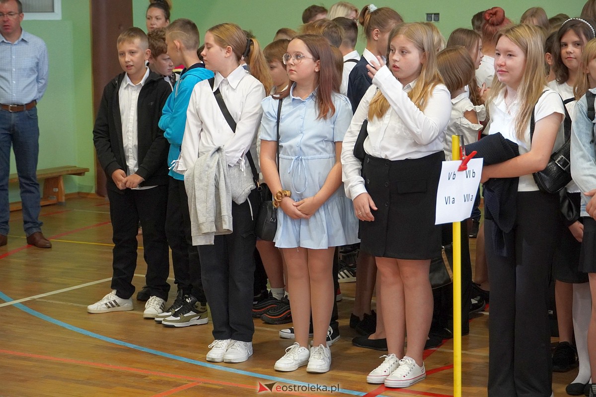 Rozpoczęcie roku szkolnego w Szkole Podstawowej Nr 2 w Ostrołęce [04.09.2023] - zdjęcie #14 - eOstroleka.pl