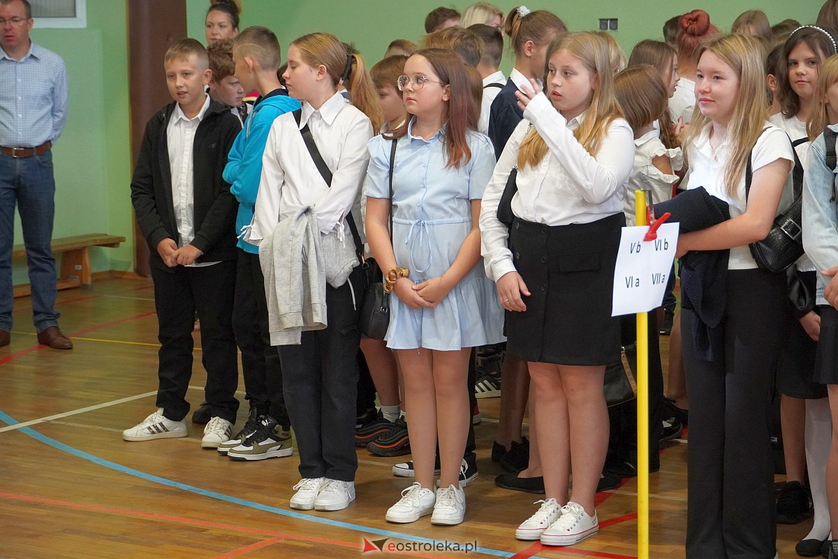 Rozpoczęcie roku szkolnego w Szkole Podstawowej Nr 2 w Ostrołęce [04.09.2023] - zdjęcie #39 - eOstroleka.pl