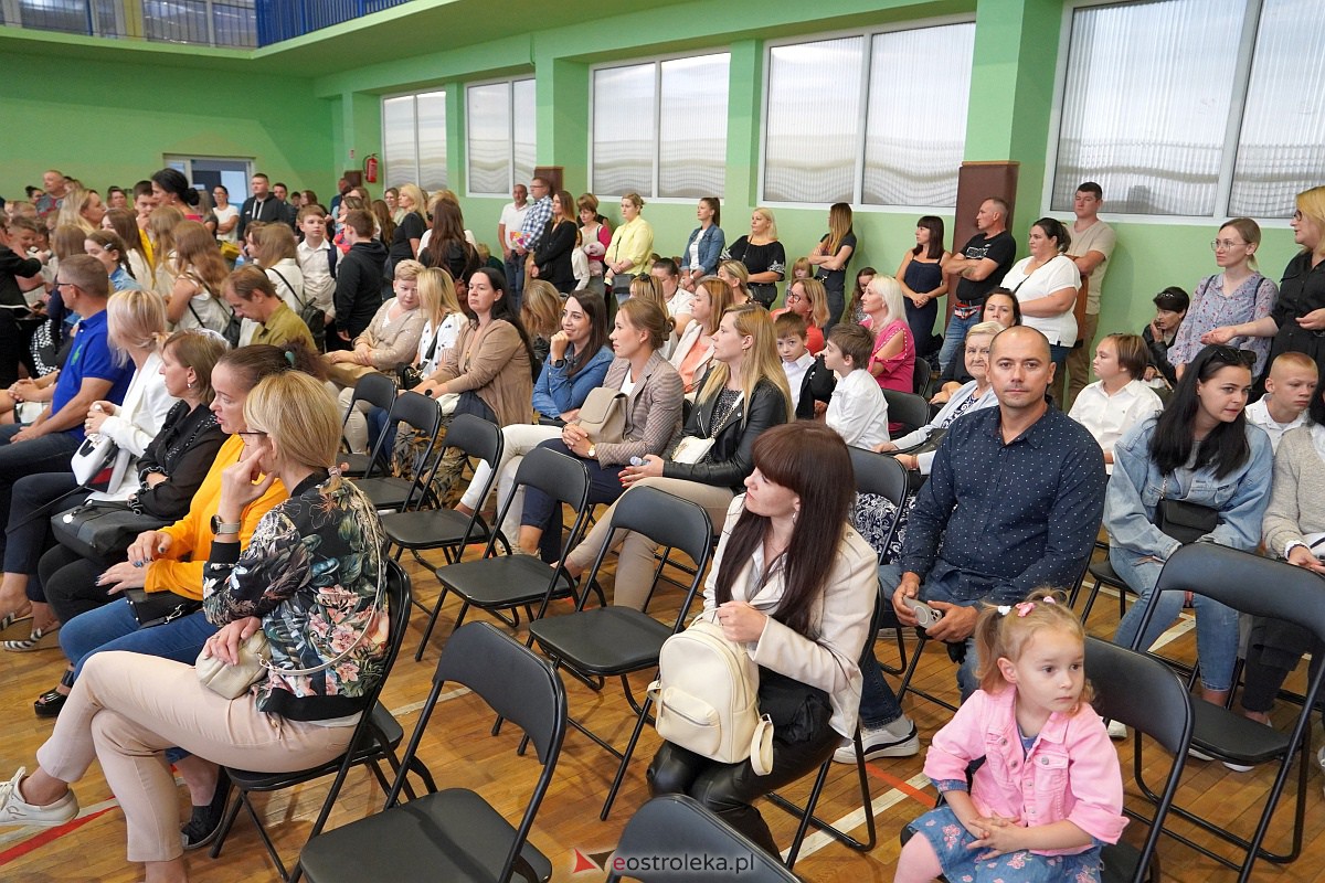 Rozpoczęcie roku szkolnego w Szkole Podstawowej Nr 2 w Ostrołęce [04.09.2023] - zdjęcie #37 - eOstroleka.pl