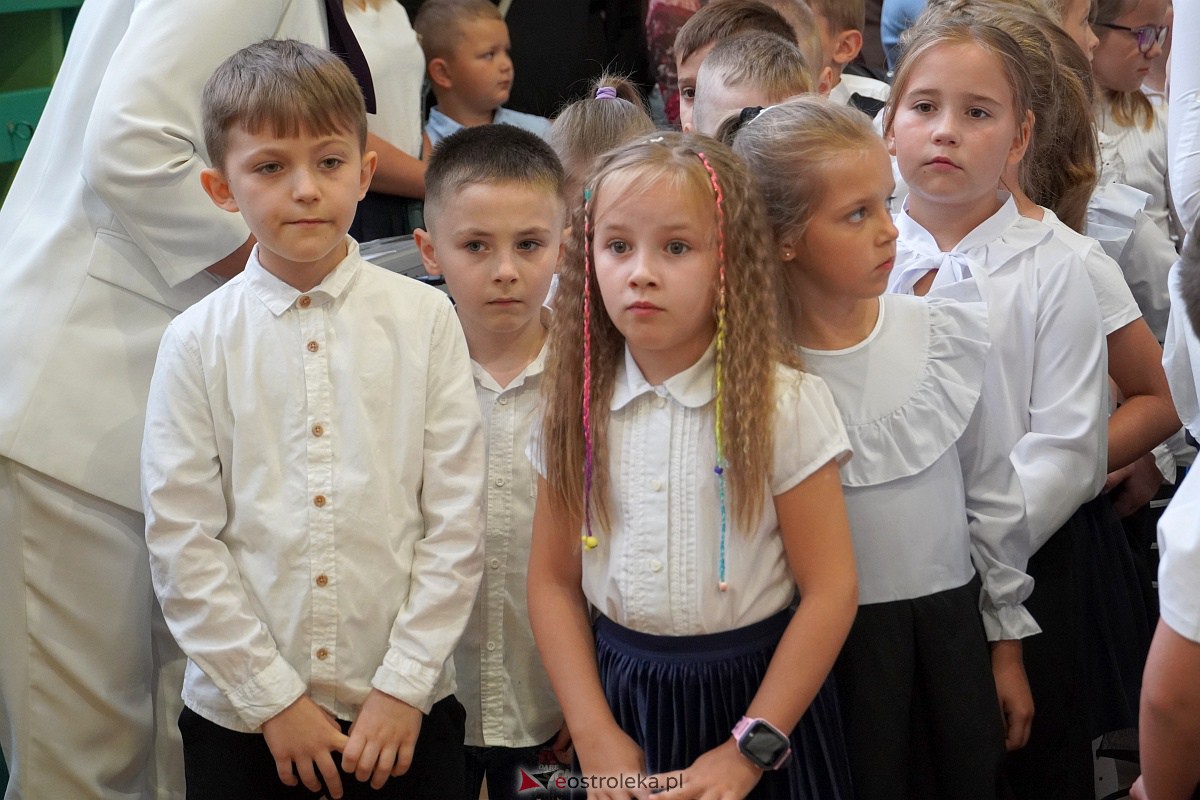 Rozpoczęcie roku szkolnego w Szkole Podstawowej Nr 2 w Ostrołęce [04.09.2023] - zdjęcie #17 - eOstroleka.pl