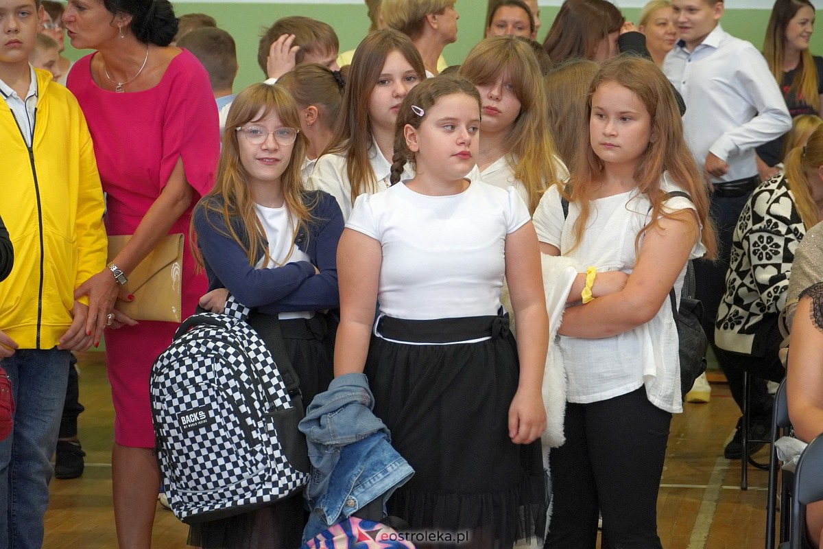 Rozpoczęcie roku szkolnego w Szkole Podstawowej Nr 2 w Ostrołęce [04.09.2023] - zdjęcie #33 - eOstroleka.pl