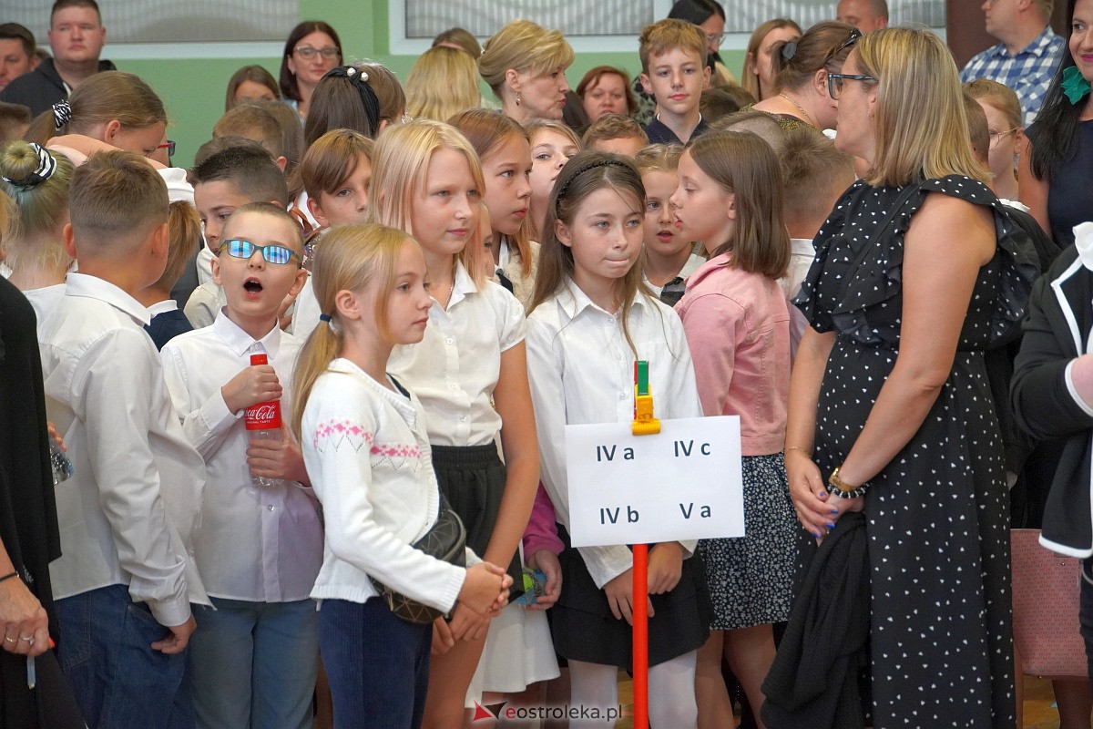 Rozpoczęcie roku szkolnego w Szkole Podstawowej Nr 2 w Ostrołęce [04.09.2023] - zdjęcie #21 - eOstroleka.pl
