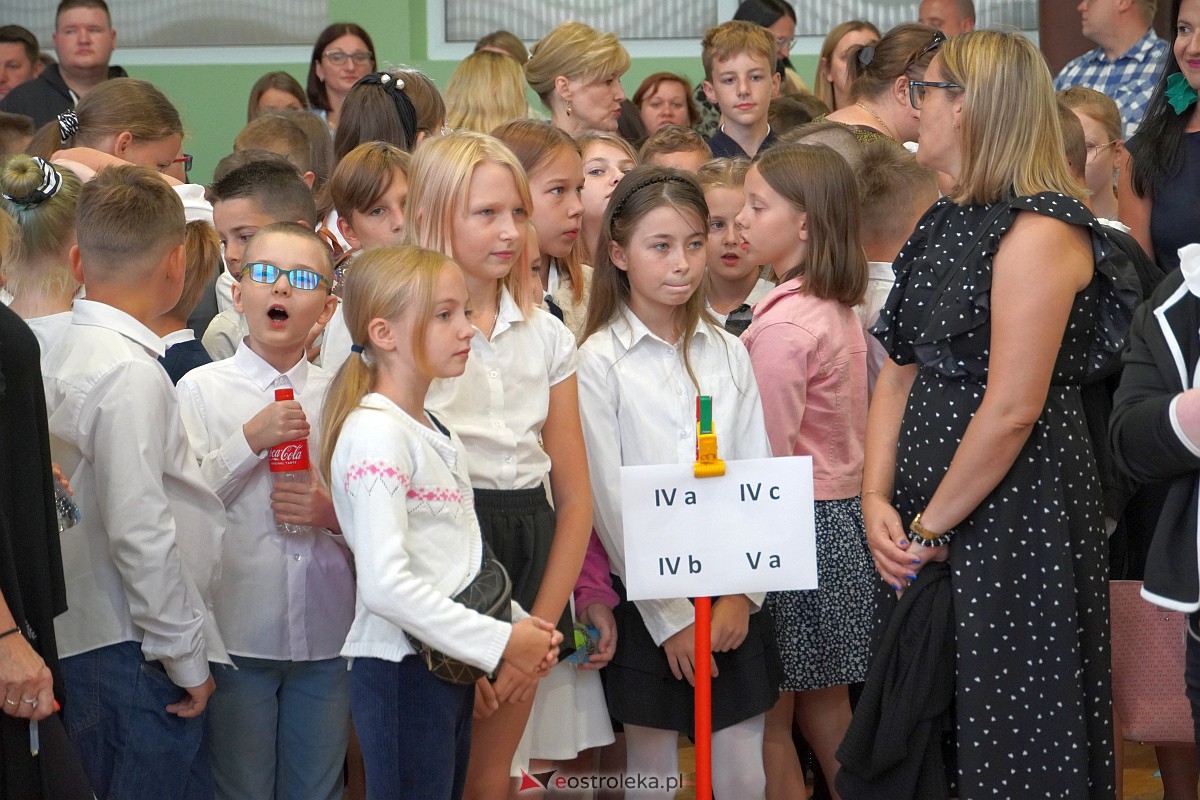 Rozpoczęcie roku szkolnego w Szkole Podstawowej Nr 2 w Ostrołęce [04.09.2023] - zdjęcie #32 - eOstroleka.pl