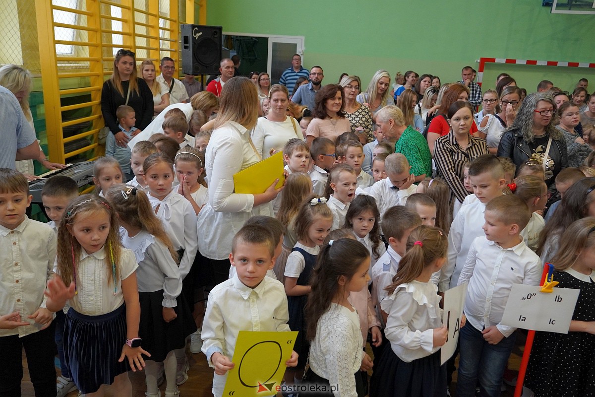 Rozpoczęcie roku szkolnego w Szkole Podstawowej Nr 2 w Ostrołęce [04.09.2023] - zdjęcie #22 - eOstroleka.pl