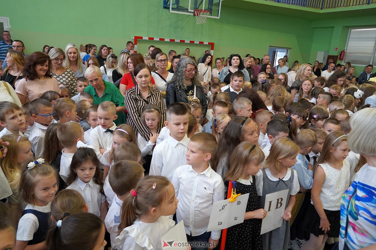 Rozpoczęcie roku szkolnego w Szkole Podstawowej Nr 2 w Ostrołęce [04.09.2023] - zdjęcie #23 - eOstroleka.pl