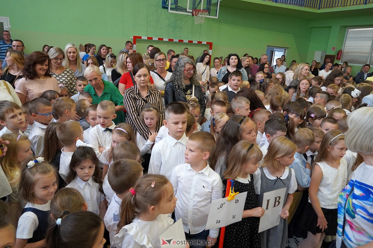 Rozpoczęcie roku szkolnego w Szkole Podstawowej Nr 2 w Ostrołęce [04.09.2023] - zdjęcie #30 - eOstroleka.pl