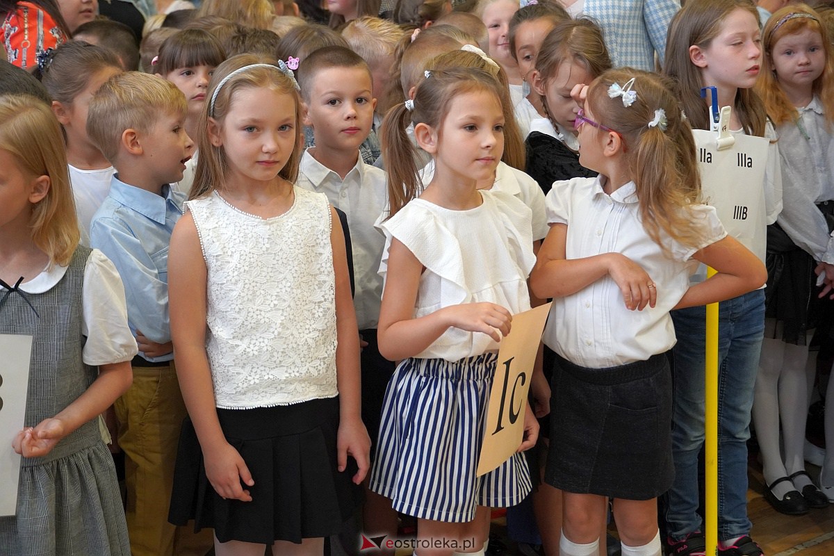 Rozpoczęcie roku szkolnego w Szkole Podstawowej Nr 2 w Ostrołęce [04.09.2023] - zdjęcie #24 - eOstroleka.pl