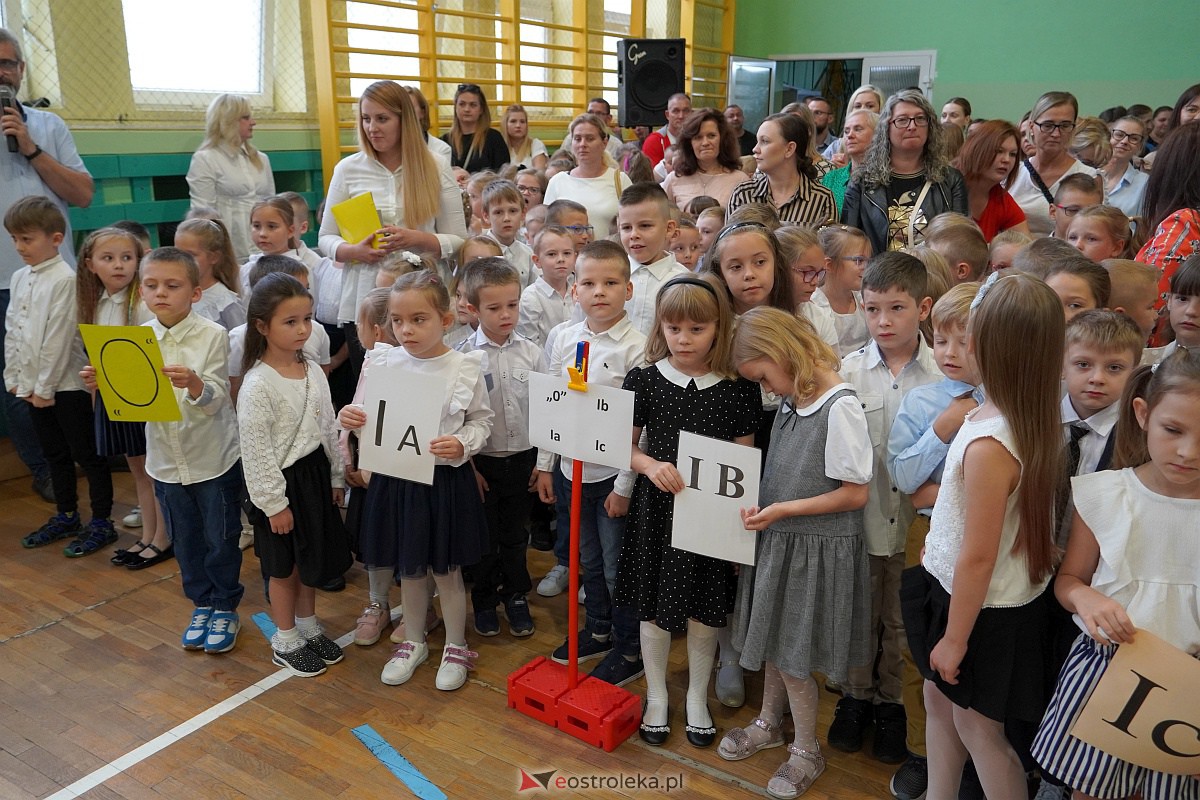 Rozpoczęcie roku szkolnego w Szkole Podstawowej Nr 2 w Ostrołęce [04.09.2023] - zdjęcie #28 - eOstroleka.pl