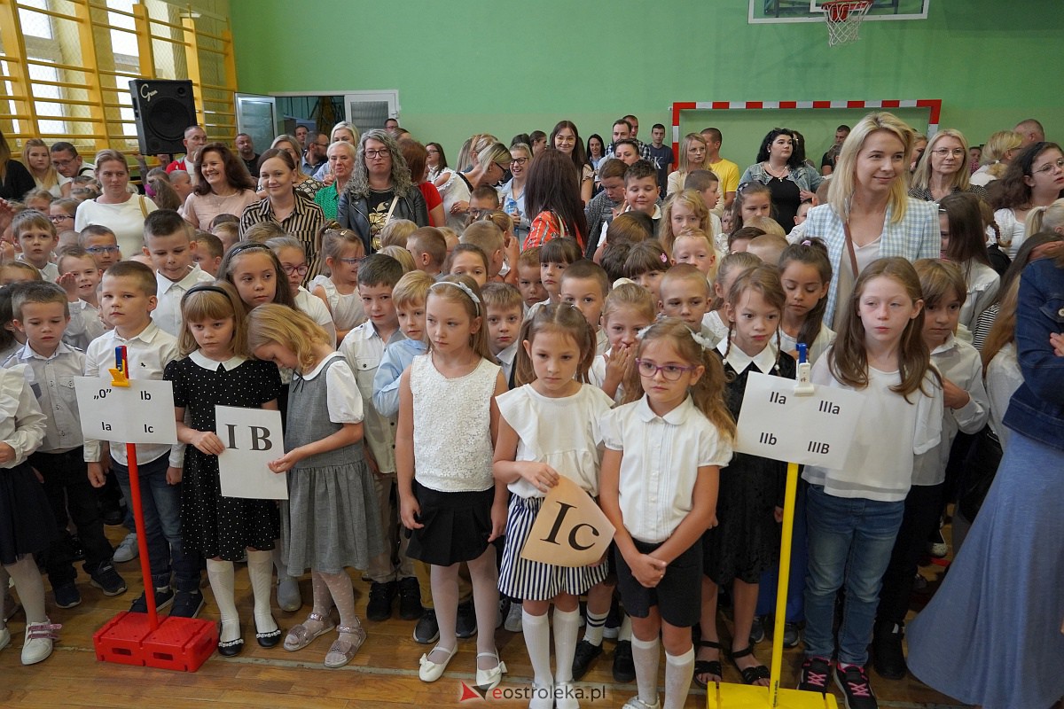 Rozpoczęcie roku szkolnego w Szkole Podstawowej Nr 2 w Ostrołęce [04.09.2023] - zdjęcie #26 - eOstroleka.pl