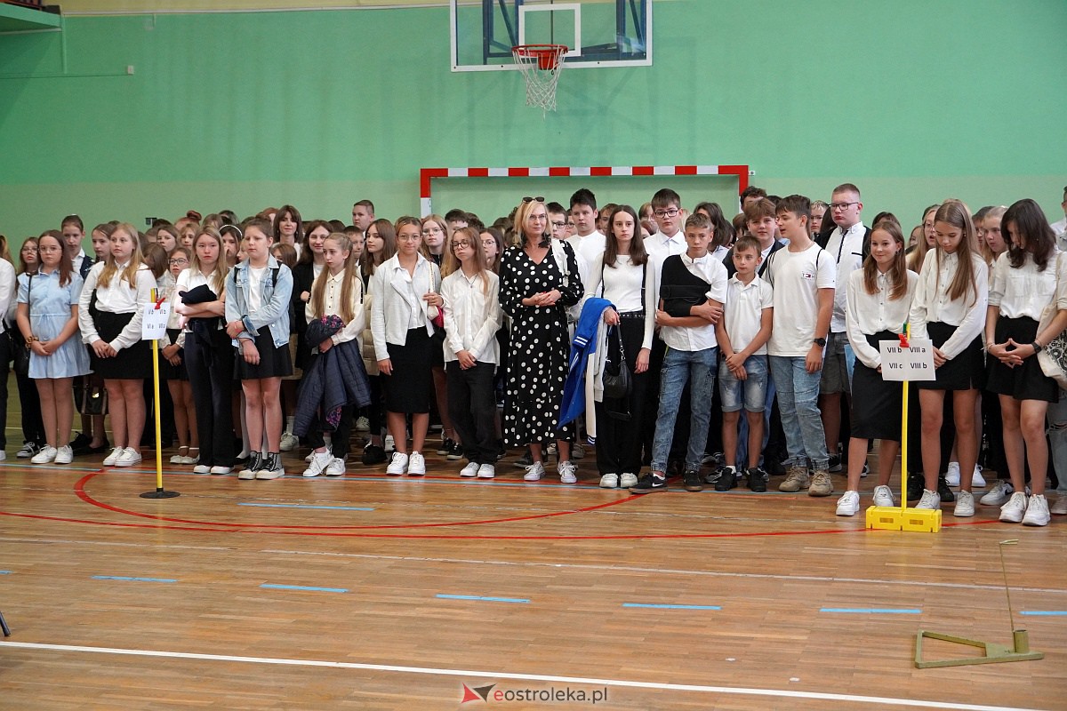 Rozpoczęcie roku szkolnego w Szkole Podstawowej Nr 2 w Ostrołęce [04.09.2023] - zdjęcie #27 - eOstroleka.pl
