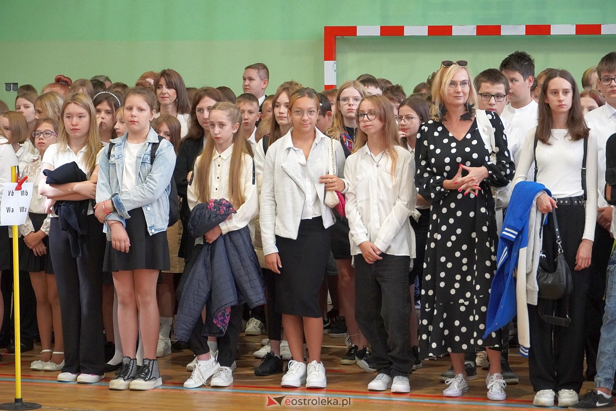 Rozpoczęcie roku szkolnego w Szkole Podstawowej Nr 2 w Ostrołęce [04.09.2023] - zdjęcie #25 - eOstroleka.pl