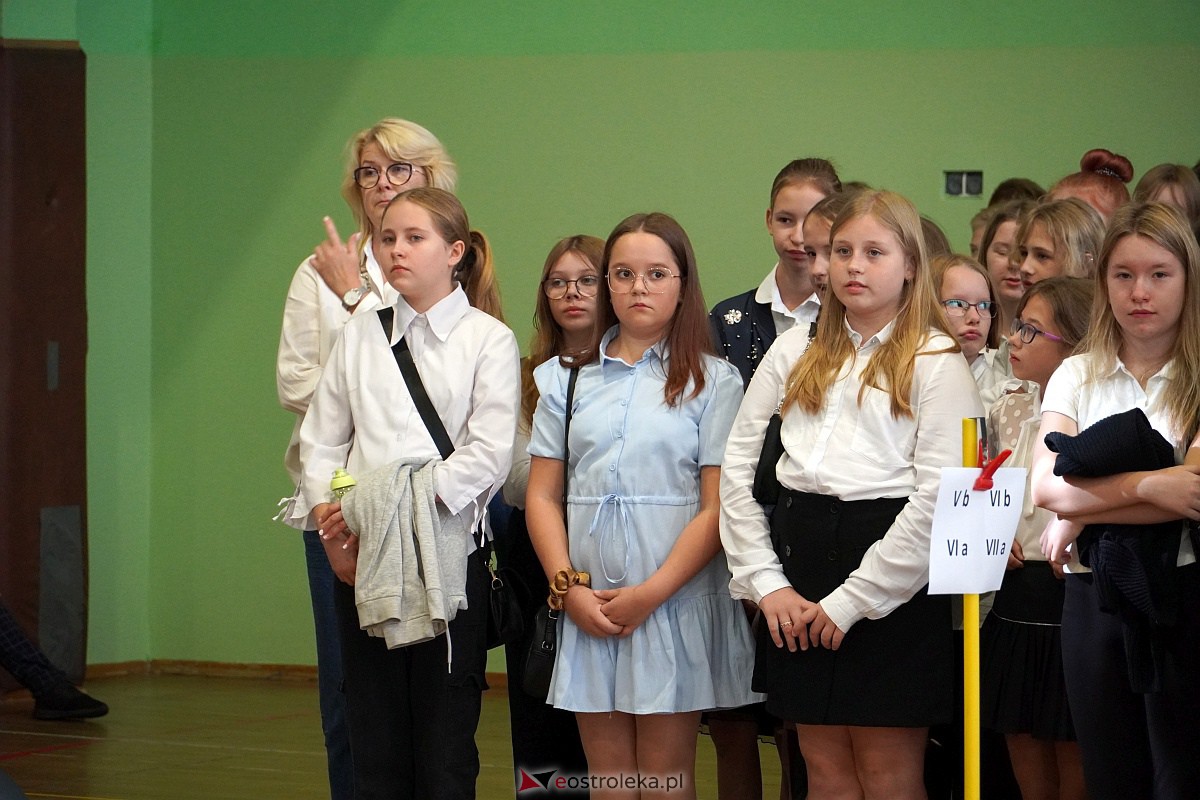 Rozpoczęcie roku szkolnego w Szkole Podstawowej Nr 2 w Ostrołęce [04.09.2023] - zdjęcie #24 - eOstroleka.pl