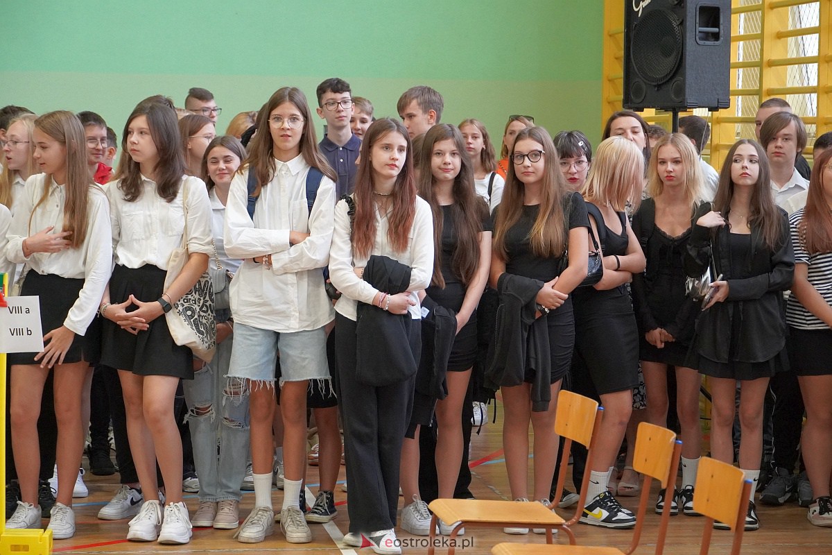 Rozpoczęcie roku szkolnego w Szkole Podstawowej Nr 2 w Ostrołęce [04.09.2023] - zdjęcie #23 - eOstroleka.pl