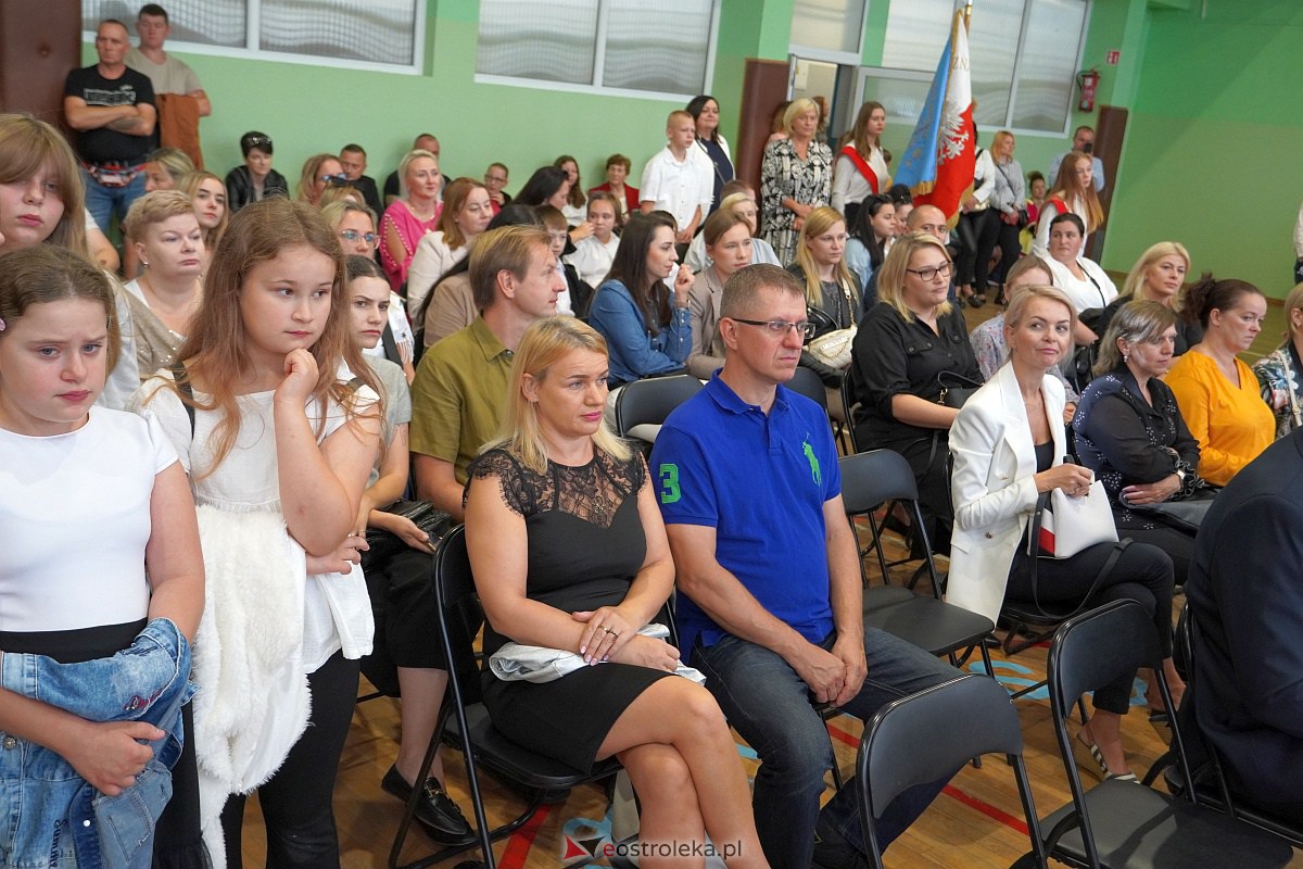 Rozpoczęcie roku szkolnego w Szkole Podstawowej Nr 2 w Ostrołęce [04.09.2023] - zdjęcie #20 - eOstroleka.pl