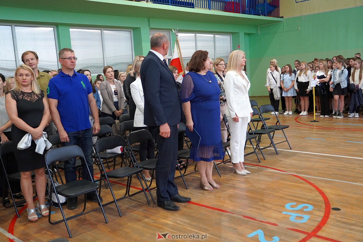 Rozpoczęcie roku szkolnego w Szkole Podstawowej Nr 2 w Ostrołęce [04.09.2023] - zdjęcie #19 - eOstroleka.pl