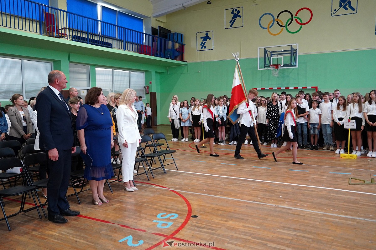 Rozpoczęcie roku szkolnego w Szkole Podstawowej Nr 2 w Ostrołęce [04.09.2023] - zdjęcie #18 - eOstroleka.pl